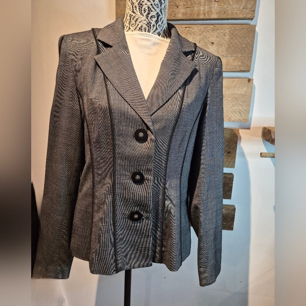 Chic Women's Black and Gray Blazer